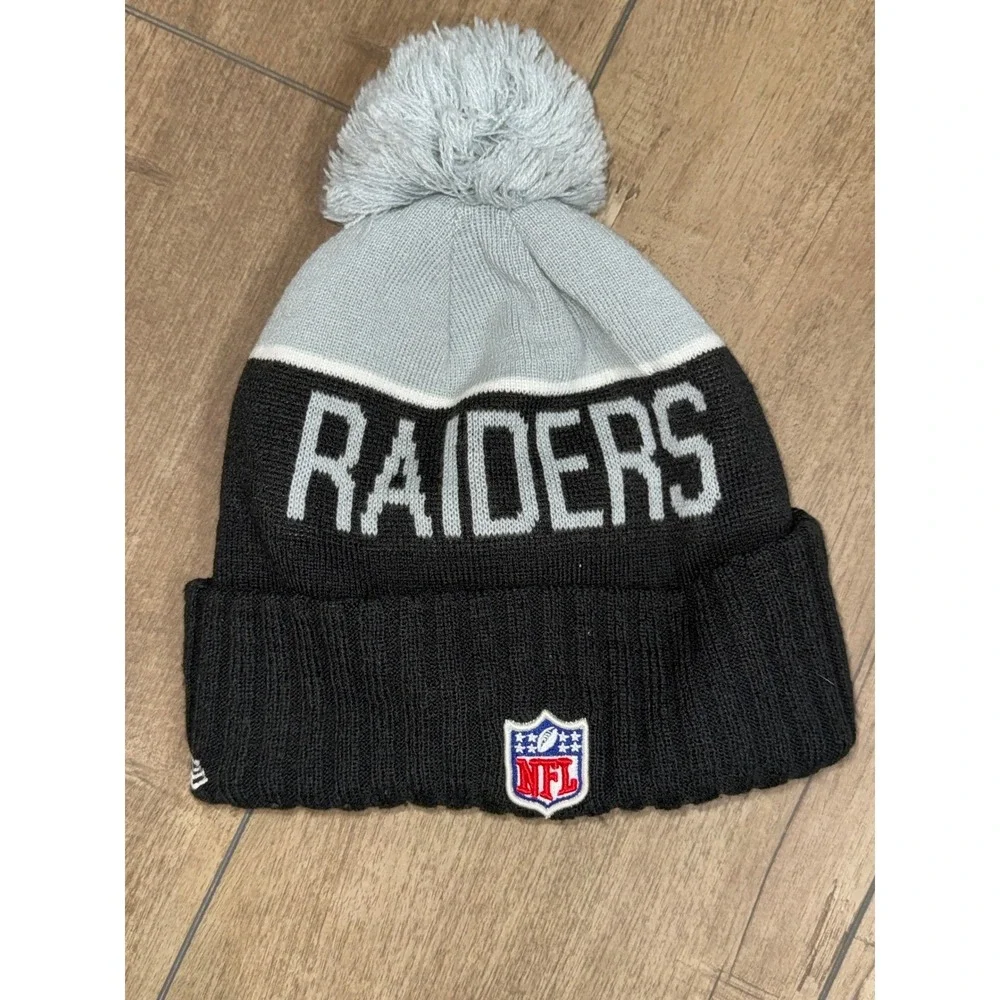New Era Kids Las Vegas Raiders Pom Pom Beanie Hat Black Silver NFL